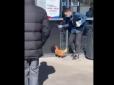 Домашня тварина - поліція не прикопається: На Дніпропетровщині юнак вигулював на повідці курку (відео)