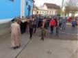На Львівщині в розпал карантину влаштували масову ходу, багато людей були без масок (фото)