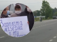 Просто гроші закатали в асфальт? На Волині медики перекрили дорогу: три місяці не платять зарплату (відео)