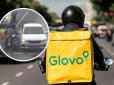 Справді дивна ДТП: Кур'єри Glovo на мопеді епічно влетіли в автівку на пішохідному переході столиці (відео)