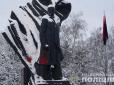 Серед білого дня: У Тернополі пам'ятник Бандері облили фарбою (відео)