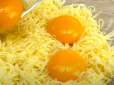 Це дуже смачно! Просто змішайте сир з яйцями і посмажте на сковорідці. Новий рецепт омлету
