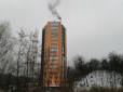 Криза довела? У Києві 16-поверховий житловий будинок почали опалювати дровами