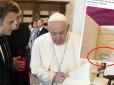 Могла бути викраденою зі Львова: Макрон подарував Папі Римському цінну книгу сумнівного походження (фото)