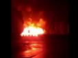 У небо піднявся стовп вогню: В окупованому Криму сталась масштабна пожежа у казармі з 