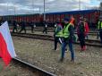 Потягом їхали жінки та діти: Польські протестувальники блокували рух пасажирського поїзда з України