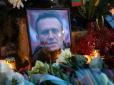У Москві квіти з меморіалу Навальному рашисти під загрозою розправи віднімають та переносять до меморіалу Пригожину та 