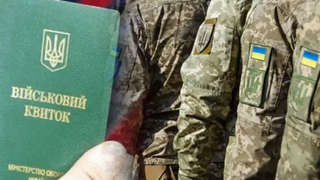 Воєнний стан в Україні триває: Хто з жінок не може виїхати за кордон у цей час