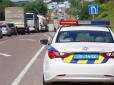 У центрі Львова авто в'їхало в зупинку (фото)