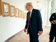 Старечий маразм не заважає мститись супернику і недугу:  Трамп замінив портрет Байдена в галереї президентів Білого дому на фото апарата для автопідпису документів. Який привід для дивної 