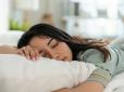 Подушка вбиває ваше здоров’я! Лікарі попереджають про небезпечну звичку під час сну