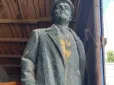 Потенційних покупців вже багато: Село на Полтавщині вирішило продати фігуру Леніна, щоб поповнити бюджет (фото)