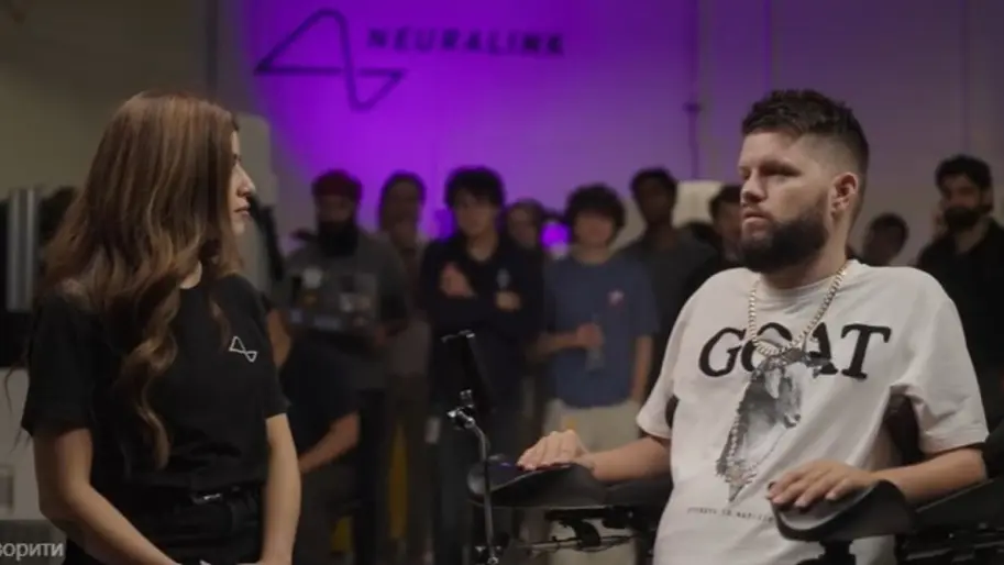 Справжній прорив! Чоловік з мозковим чіпом Neuralink силою думкою зміг ворушити паралізованими кінцівками