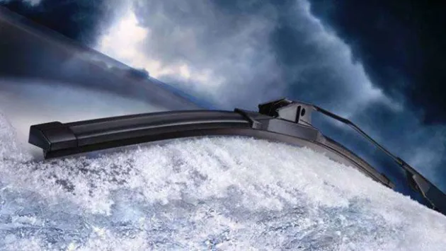 Водіям на замітку! Лід розтане сам - як очистити лобове скло