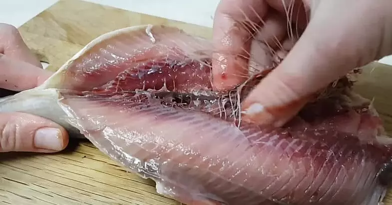 Ви могли це не знати! Як просто та швидко почистити оселедець від кісток