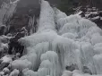 Фантастичне видовище! У Карпатах повністю замерз один з найвищих водоспадів (фото)