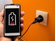 Не ризикуйте! Чому не можна залишати зарядний пристрій для мобільного телефону в розетці