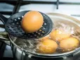 Ви такого не знали! Як швидко почистити яйця без проблем