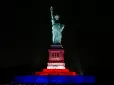 До 250-річчя США: Франція підсвітила Ейфелеву вежу в Парижі та Статую Свободи в Нью-Йорку кольорами прапора Сполучених Штатів, принагідно нагадавши, хто став спонсором Свободи Америки