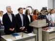 На розпутті між демократією і диктатурою: 