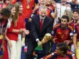 Іспанія переживає історичну перемогу на ЧС-2026: Як король Філіп VI та принцеси - Леонор та Софія - разом з іспанською збірною з футболу відсвяткували перемогу на чемпіонаті світу